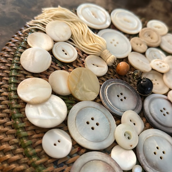 Buttons about 70 plus mother of pearl vintage buttons various sizes matching set - Picture 7 of 17